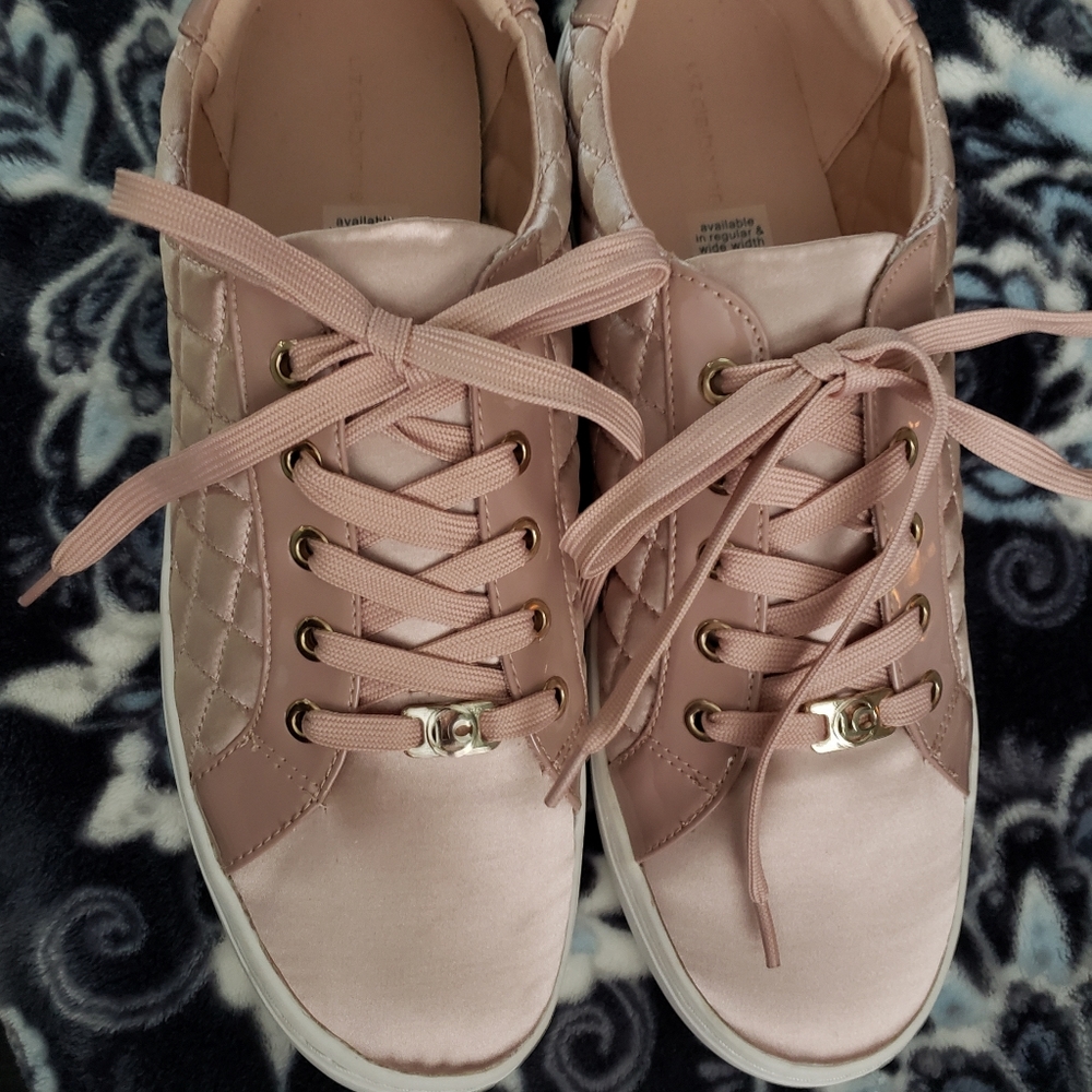 Sneakers. NEW - UNWORN